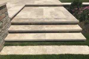 Grano® Antiqued Straight Edge Treads